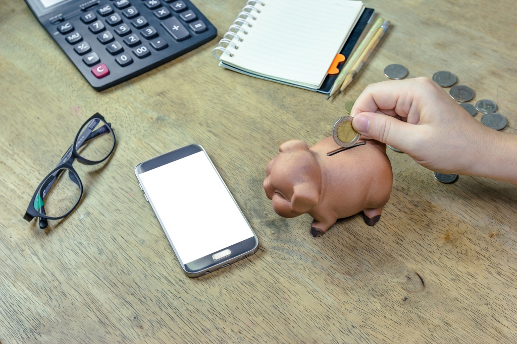 hand-putting-money-piggy-bank-desktop.jpg блокнот