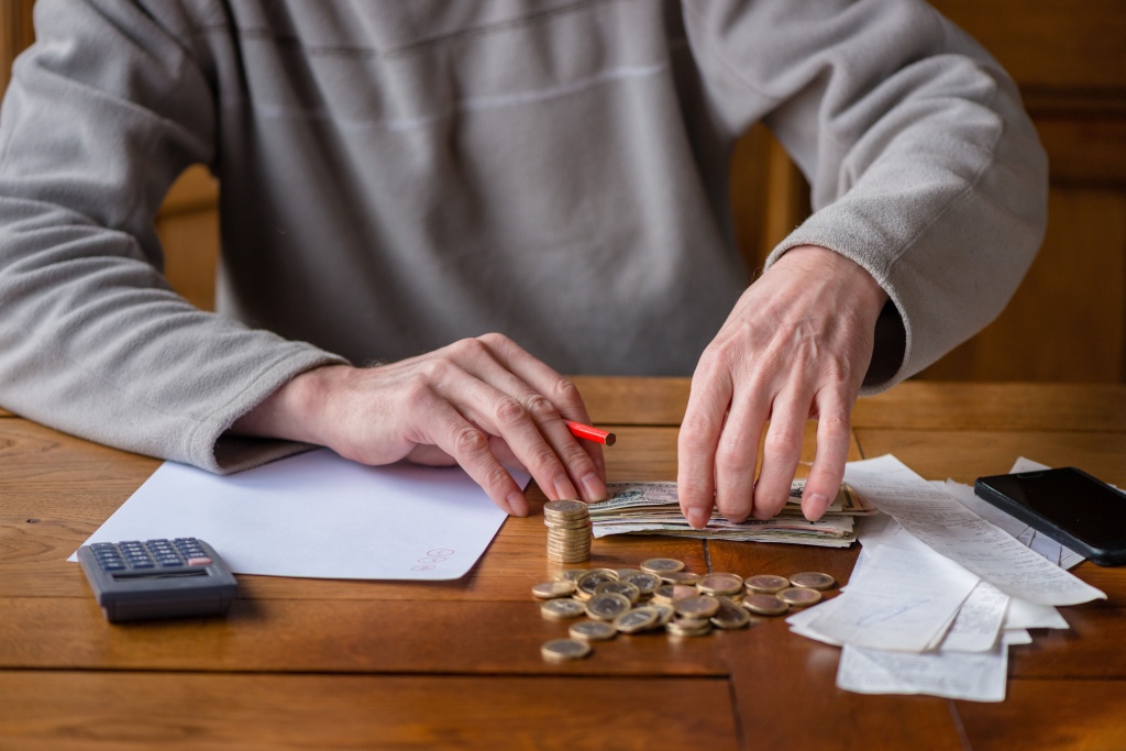 midsection-man-calculating-money-table.jpg чек